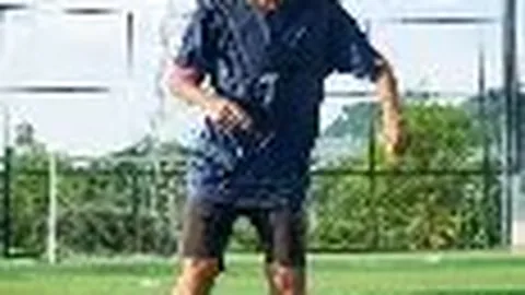 华裔乒乓球金牌得主遭遇惨痛0-11败绩，情绪崩溃损毁球拍，或遭遇黄牌警告及严惩