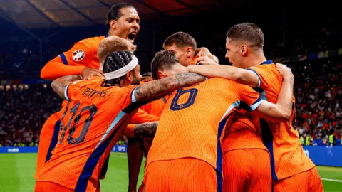 張玉寧逆轉力挽狂澜，助力國足再攀高峰，頌揚團隊奮力奪標